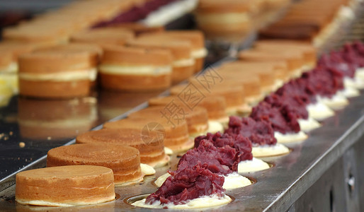 红豆饼小吃小豆摊位圆形糕点食物蛋糕烹饪美食面糊高清图片