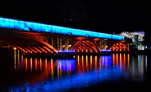 爱河与火化大桥的夜景基础设施运输反射车站拱门城市高清图片