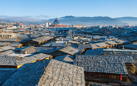 中甸中国云南市Shangrila旧城屋顶视图文化爬坡道旅行城市旅游地标蓝色建筑学寺庙建筑背景