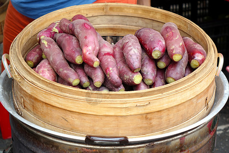 竹布蒸汽中的蒸汽甜土豆高清图片