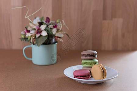 法国甜点法式甜美美味的红毛松和花瓶乡愁蛋糕小吃糖果味道糕点工作室美食桌子木头背景