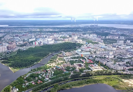 从上面看苏尔古特市 亨特斯曼西自治区 鸟眼观的阴暗城市旅行建筑烟斗城市化剧院季节天际板房游客工业区背景图片