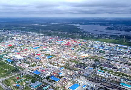 从上面看苏尔古特市 亨特斯曼西自治区 鸟眼观的阴暗城市夜景地标城市化烟斗全景抵押圆顶板房工业区观光背景图片