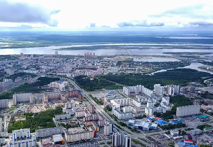 从上面看苏尔古特市 亨特斯曼西自治区 鸟眼观的阴暗城市季节板房城市化天际观光工业区抵押旅游房子景观背景图片