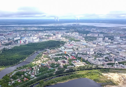 从上面看苏尔古特市 亨特斯曼西自治区 鸟眼观的阴暗城市天际烟斗场景大学板房寺庙游客地标房子景观背景图片