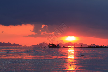 消防海景日落 长尾船漂浮 Samui 泰国高清图片