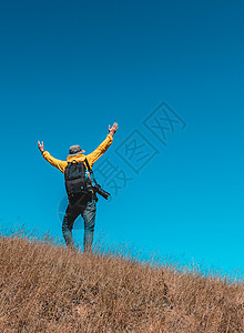 人类的休光月 在山顶举起手来肾上腺素理念援助冒险后盾挑战男人顶峰背景图片