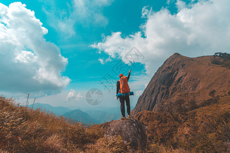 在山峰上举起手来 成功的人的休眠冒险活动男人肾上腺素挑战后盾顶峰理念背景图片