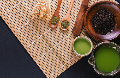 小清新茶花插图木质表面碗中的绿茶花黏土饮料粉末草本植物陶瓷地面仪式茶仙插图美食背景