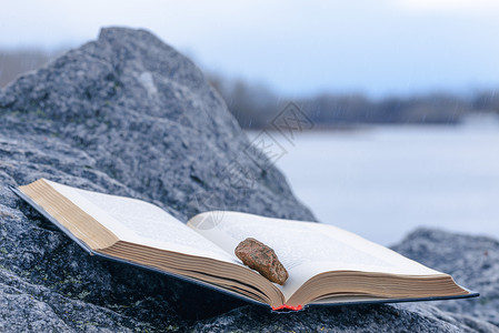 在一本天经上铺在石碑上石头木头大学图书馆教育阅读历史文学学习岩石背景图片