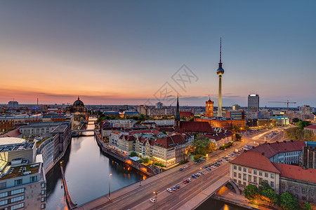 与著名的电视塔一起在柏林市中心广场建筑学主场教会吸引力天际全景正方形建筑地标背景图片
