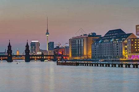 克罗伊茨贝格柏林斯普里河的黄昏媒体天空日落天际旅游旅行橙子景观河岸城市背景