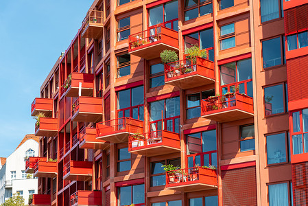 现代红红色多家庭公寓房背景图片