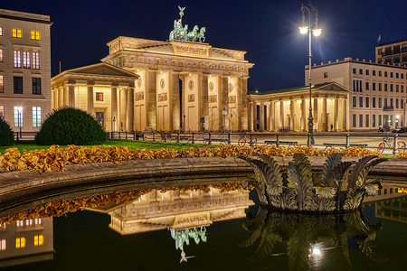 著名的勃兰登堡门 在柏林的夜晚地标雕塑蓝色照明喷泉女神夜景运输青铜自由背景图片