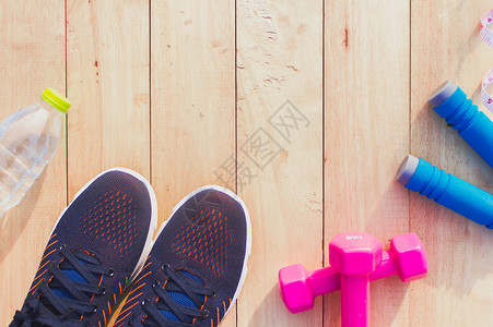 水鞋地板上的健身设备哑铃力量活动跑步手机卫生闲暇重量蓝色身体背景