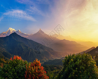 横看成岭侧成峰尼泊尔喜马拉雅山上的多彩日出背景