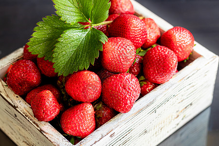 成熟的大草莓是从花园里采摘的 在黑色的木制背景上 自制冬季水果坯料 选择性的焦点蜜饯味道馅饼痛苦食物玻璃重量收成烘烤果汁背景图片