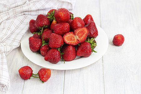 成熟的大草莓是从花园里采摘的 在白色的木制背景上 自制冬季水果坯料 选择性的焦点糖果早餐蜜饯重量味道果汁浆果收成烘烤维生素背景图片