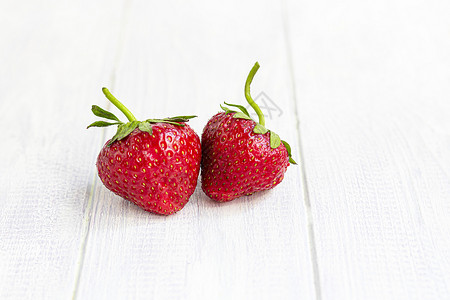 成熟的大草莓是从花园里采摘的 在白色的木制背景上 自制冬季水果坯料 选择性的焦点玻璃味道维生素糖果烘烤浆果收成重量早餐蜜饯背景图片