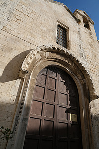 中世纪小教堂的石质入口高清图片