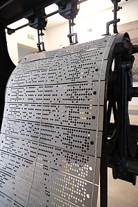 用于编程古代机器人的受穿孔卡片计算公告机器记录数据档案邮政电脑历史入口背景图片