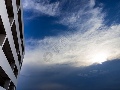 停车场建筑和黑暗天空背景图片