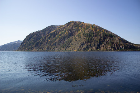 大山河附近的山岳和岸边 高山河附近公园冰川国家蓝色天空橙子漂流银行溪流椽子背景