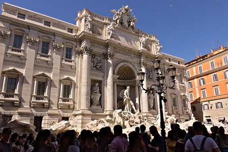 罗马的特雷维不老泉 与海王星雕塑正方形喷泉场景雕像历史性旅游城市大理石地标纪念碑背景图片
