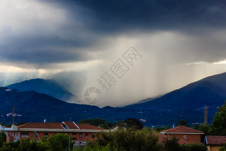 一片乌云在山上威胁着雷鸣背景图片