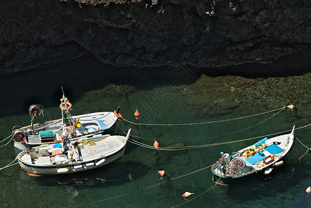 渔阳里在港口的渔船上 从上面查看 在村庄里背景
