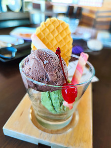 午餐后吃到美味的巧克力和绿色茶叶冰淇淋背景