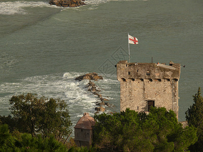圣泰伦佐城堡塔 在利里西 用盖旗高清图片