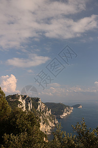 俯视着辛克地表附近海面的山丘增值税大地绿色岩石天空蓝色石头悬崖岛屿太阳背景图片