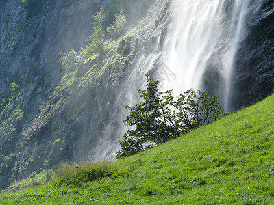 瑞士的林德尔瓦尔德 阿尔卑斯山地貌的瀑布背景