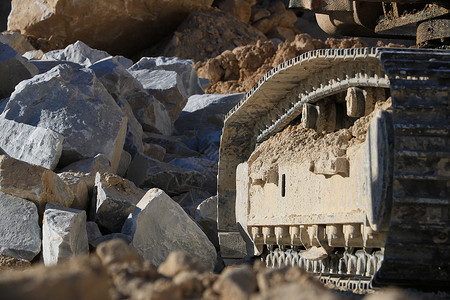 大理石采石场的挖掘机轨道 大型挖掘机助力背景图片
