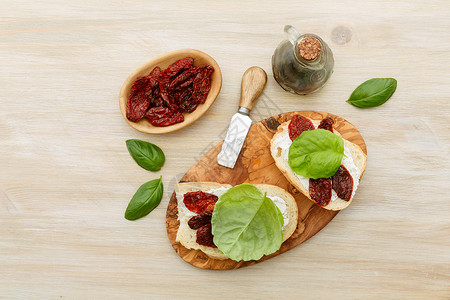 巴西面包番茄木制的高清图片