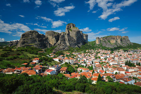 希腊Meteora旅游胜地的Greek著名游客点Kalampaka村景象岩石城市山脉旅游风景全景村庄景点地标胜地背景图片