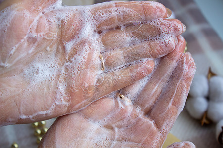 柔软的手 被拉扯的女人的手 洗衣服的洗涤剂泡沫成人消毒女孩浴室清洁发泡手指气泡孩子背景图片