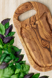 传家宝木制桌上的海牛肉紫色植物地球仪园艺食物橄榄木绿色草本植物菜板圣所背景