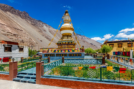 印度佛教宗巴邦风景寺庙经幡旗帜寺院村庄禁忌佛教徒宗教贡巴背景图片