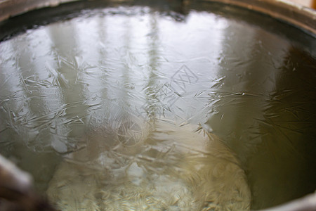 冰冷的桌子上放了一桶水 背景中冰桶的特写金融玻璃台面餐厅商业货币银行业液体冷却器现金背景图片