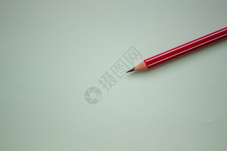 在浅绿色背景的一支红色铅笔墙纸宏观木头蜡笔圆形补给品学校白色创造力蓝色背景图片