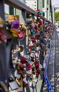 德国法兰克福的一座桥上的隔板安全仪式挂锁城市已婚旅行钥匙栏杆幸福友谊背景图片