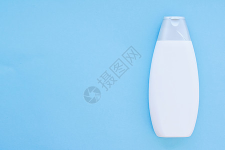 日化喷雾瓶包装白标签化妆品容器瓶 作为蓝底产品模拟的蓝色面料管子保健卫生消毒剂身体洗剂奶油奢华洗发水肥皂背景