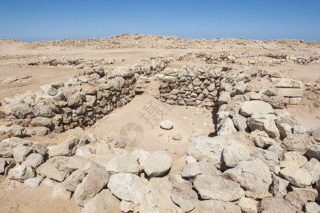 挖掘出来的沙漠海岸线上的老罗马人废墟遗迹旅行考古蓝色挖掘天空石头堡垒考古学房间背景