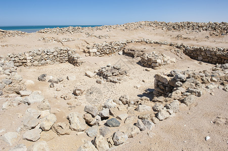 挖掘出来的沙漠海岸线上的老罗马人废墟遗迹建筑学房间天空蓝色石头挖掘堡垒考古旅行背景