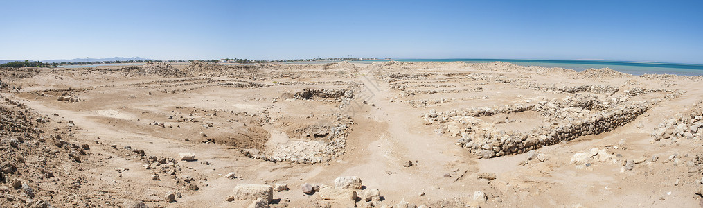 挖掘出来的沙漠海岸线上的老罗马人废墟天空蓝色挖掘石头遗迹考古学考古建筑学旅行堡垒背景