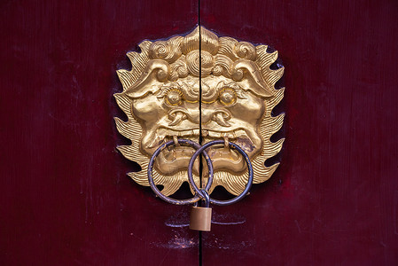 红色门环上的金色龙子门环背景图片