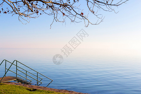 湖面景观蓝色日落风景天空海岸海浪阳光地平线木头日出背景图片