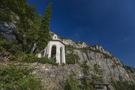 意大利 欧洲 2019 年 8 月 Santa Barb 教堂蓝色植物矿工日落堡垒水电时间天空失效背景图片
